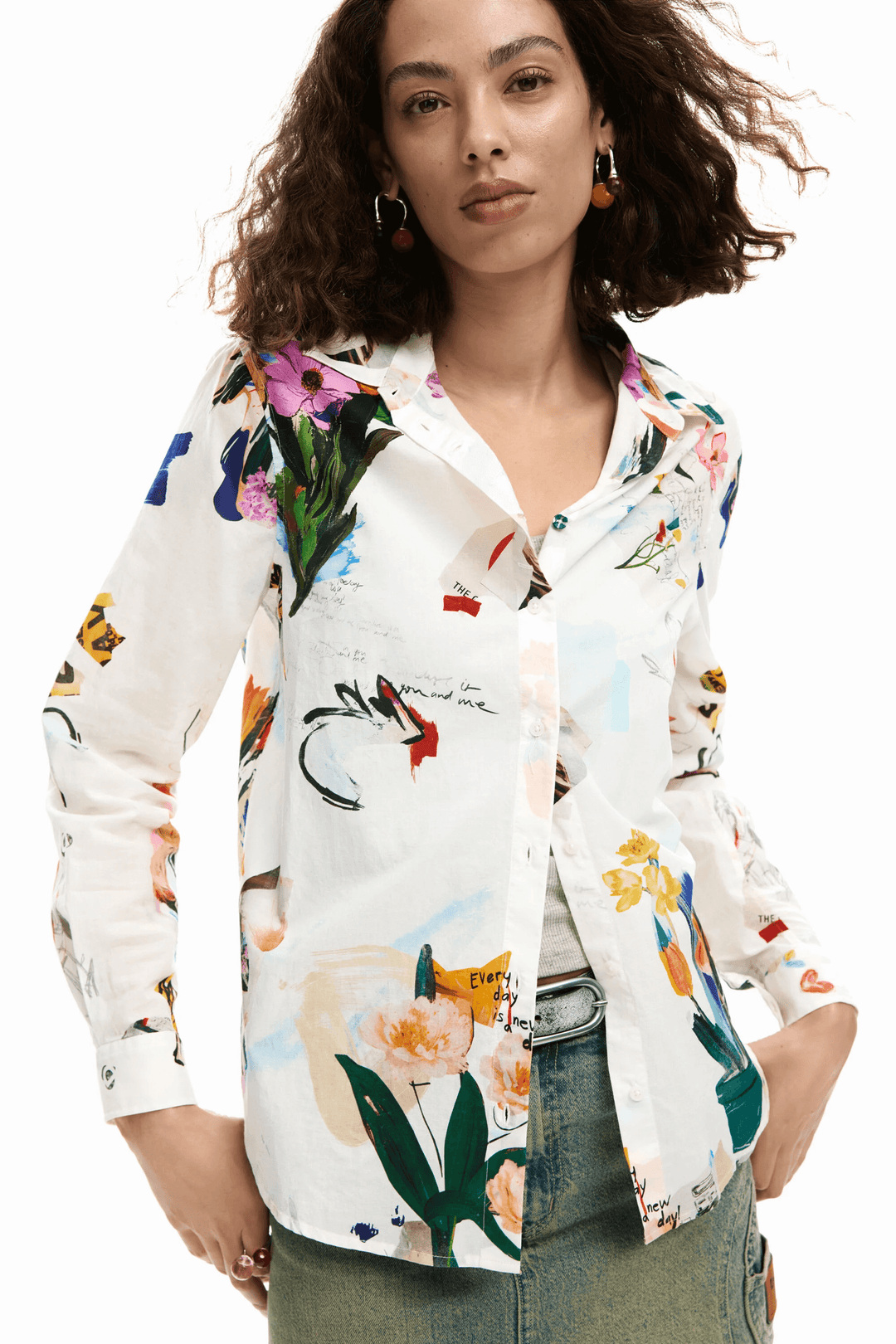 Chemise collage fleurs élégante avec imprimé artistique, portée par une femme, manches longues, style fluide et moderne.