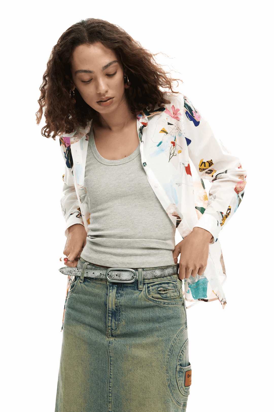 Femme portant une chemise collage fleurs avec un style décontracté, parfaite pour un look quotidien expressif et moderne.