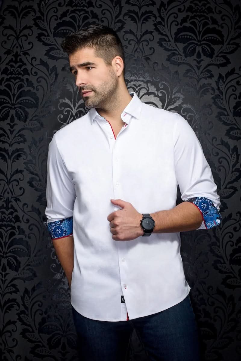 Homme portant une Chemise coupe ajustée Rosmarino élégante avec des détails contrastants, idéale pour un style soigné et contemporain.