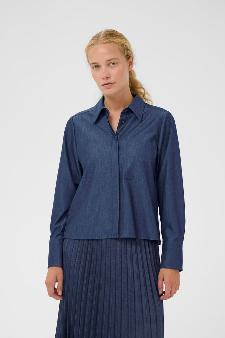 Chemise à coupe droite Cherrie en tissu bleu, style épuré et contemporain, convenant à des looks soignés et polyvalents.