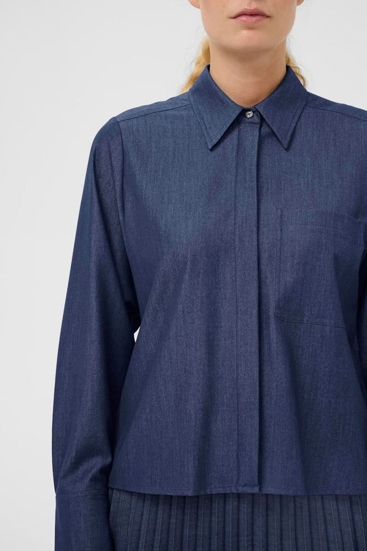 Chemise à coupe droite Cherrie pour un style épuré et contemporain, col classique, idéale pour tenues soignées et polyvalentes.