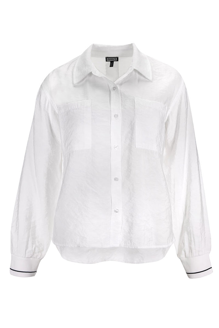 Chemise coupe fluide blanche avec poches poitrine et col classique, poignets contrastants. Style épuré et intemporel. Décris moi le produit en français.
