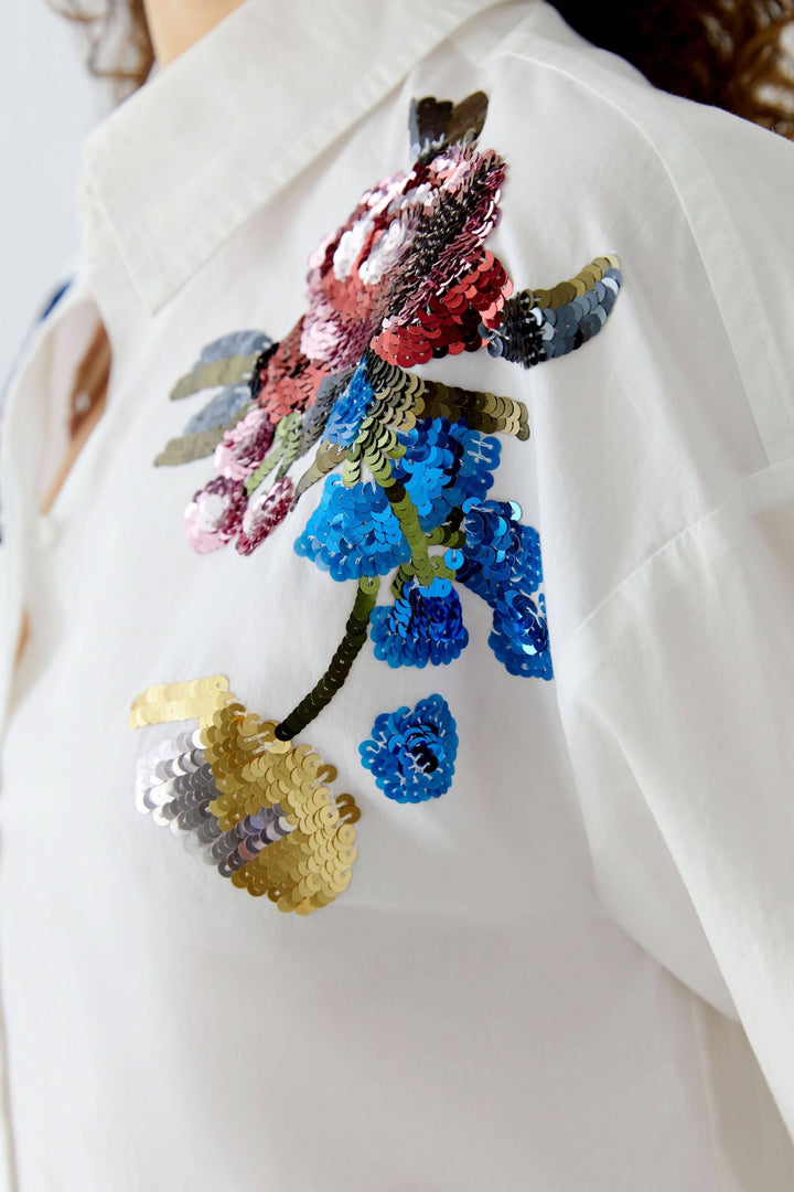 Chemise coupe moderne avec broderie florale sur l&