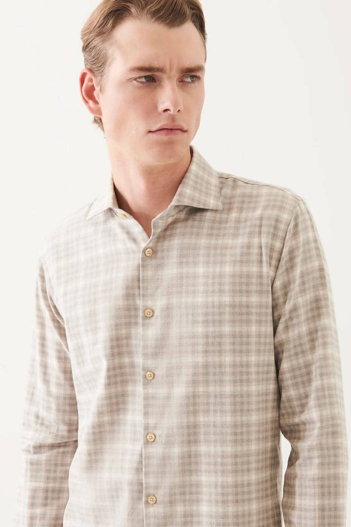 Chemise en flanelle à carreaux beige, manches longues, coupe confortable, fabriquée en coton portugais.