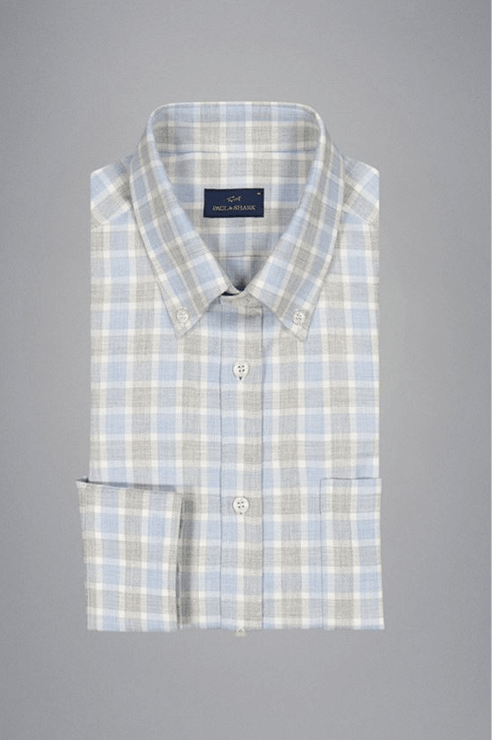 Chemise en flanelle à carreaux bleu pâle et gris avec col boutonné et texture douce, idéale pour l'hiver.