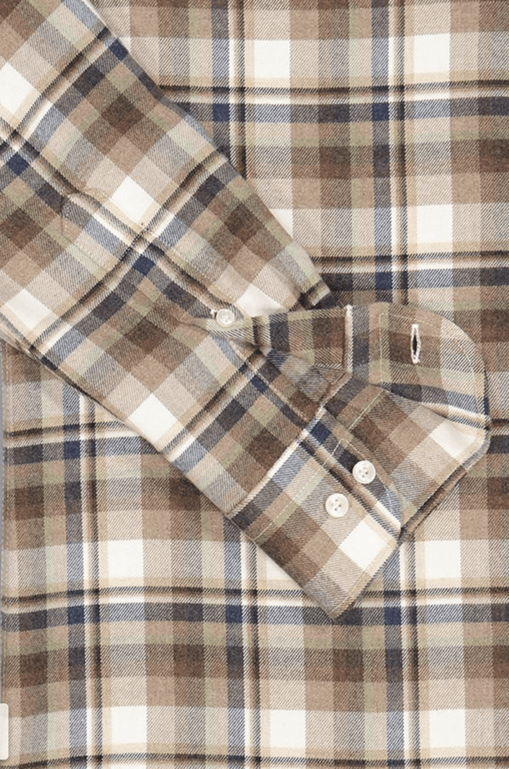 Chemise en flanelle à carreaux multicolores en tissu doux et épais, avec manche retroussée et boutons visibles, style automnal décontracté.