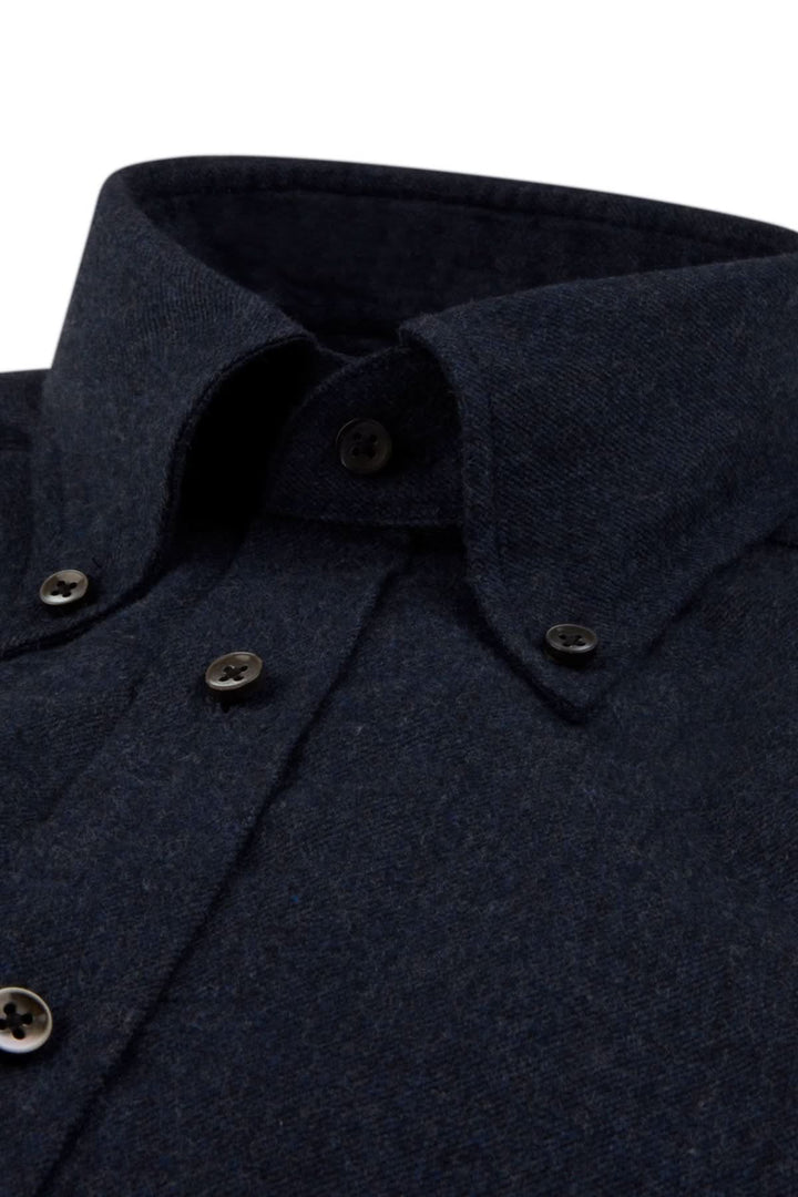 Chemise en flanelle coton à col boutonné avec boutons en nacre véritable, élégante et intemporelle.