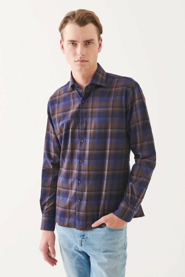 Homme portant une chemise en flanelle à carreaux riche en couleurs, coupe confortable, manches longues.