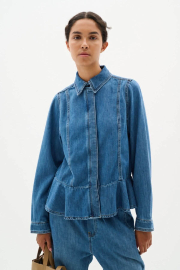 Chemise en denim péplum Sophina avec col structuré et fermeture à boutons cachés, style décontracté.