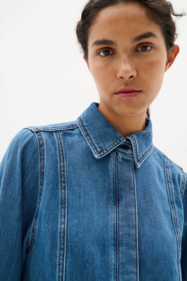 Chemise en jeans Sophina en denim bleu, col structuré et coupe péplum, style décontracté et féminin.
