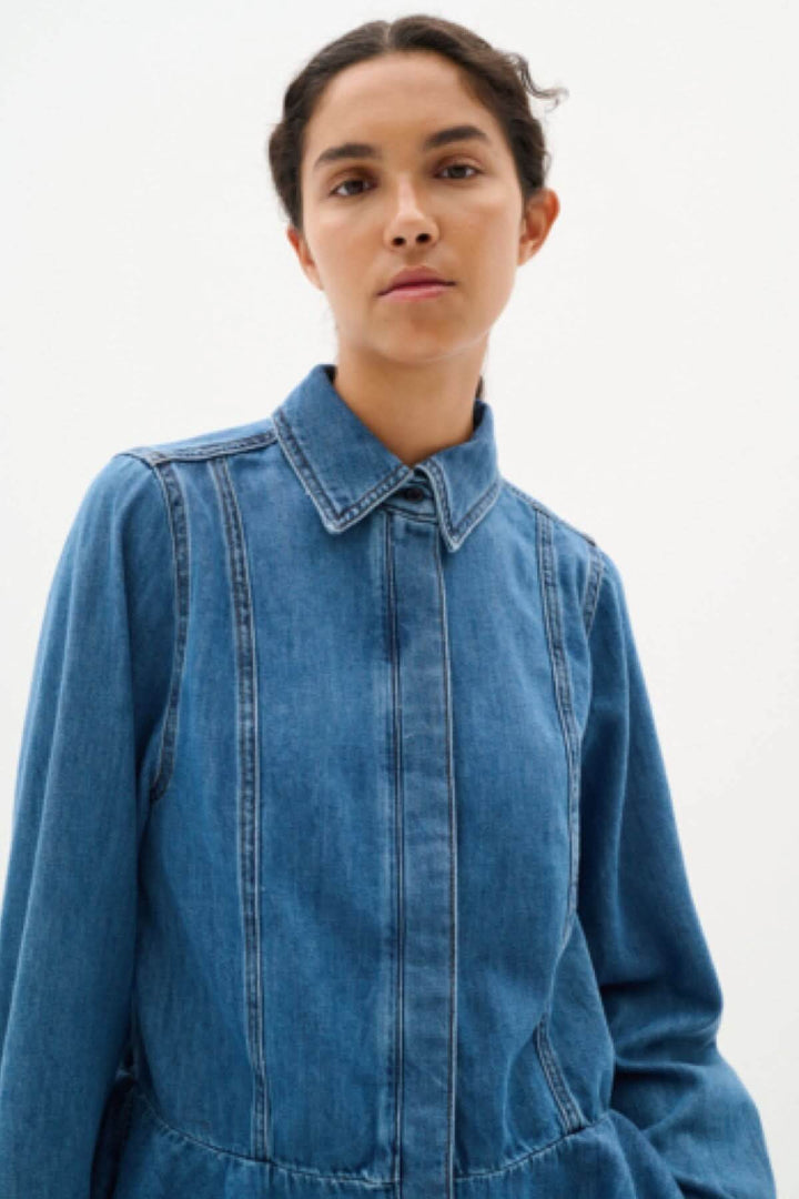 Chemise en jeans Sophina avec col structuré et coupe péplum, présentée sur modèle.
