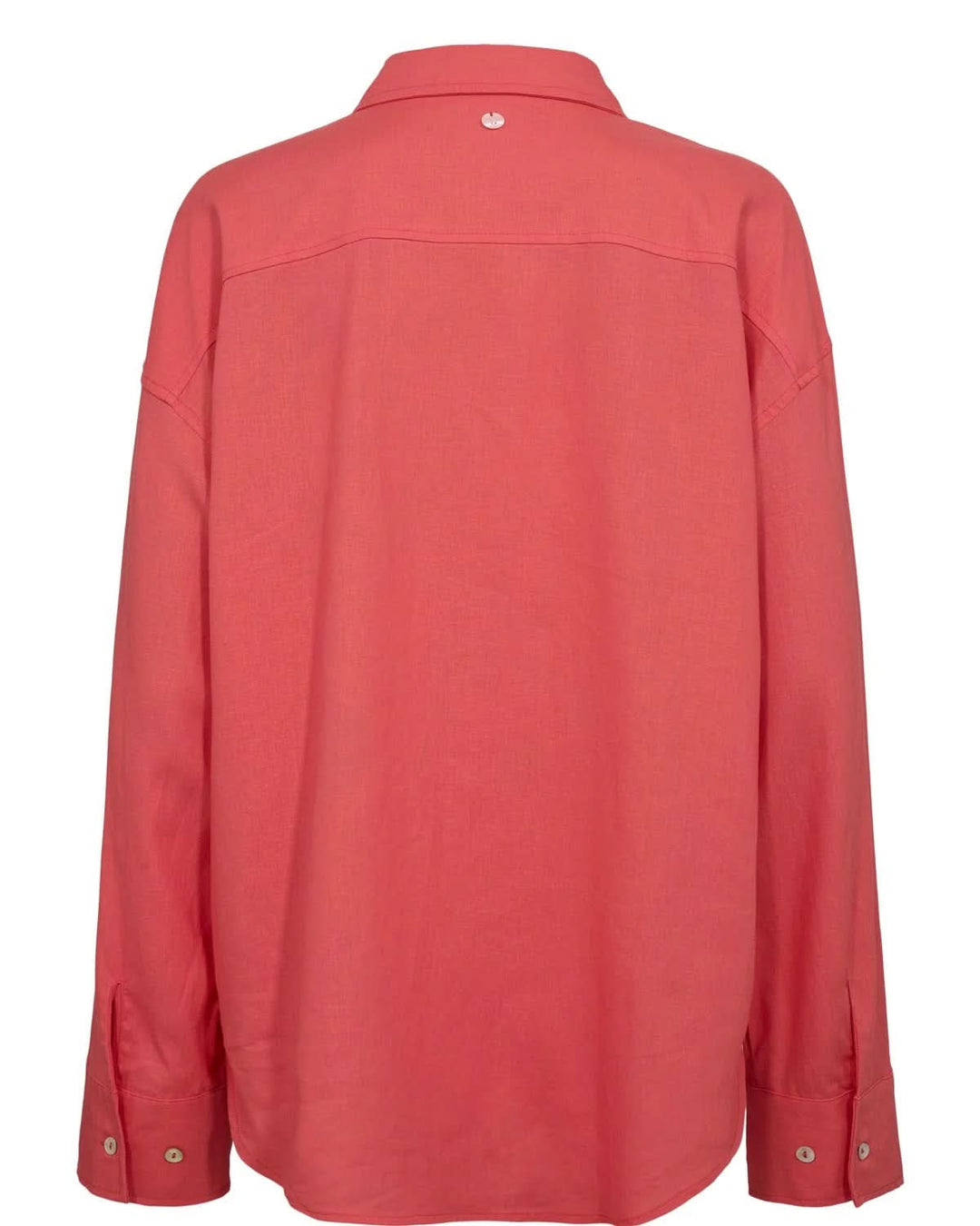 Chemise fluide en mélange de lin vue de dos, légère et élégante, couleur corail, avec col classique et manches longues.