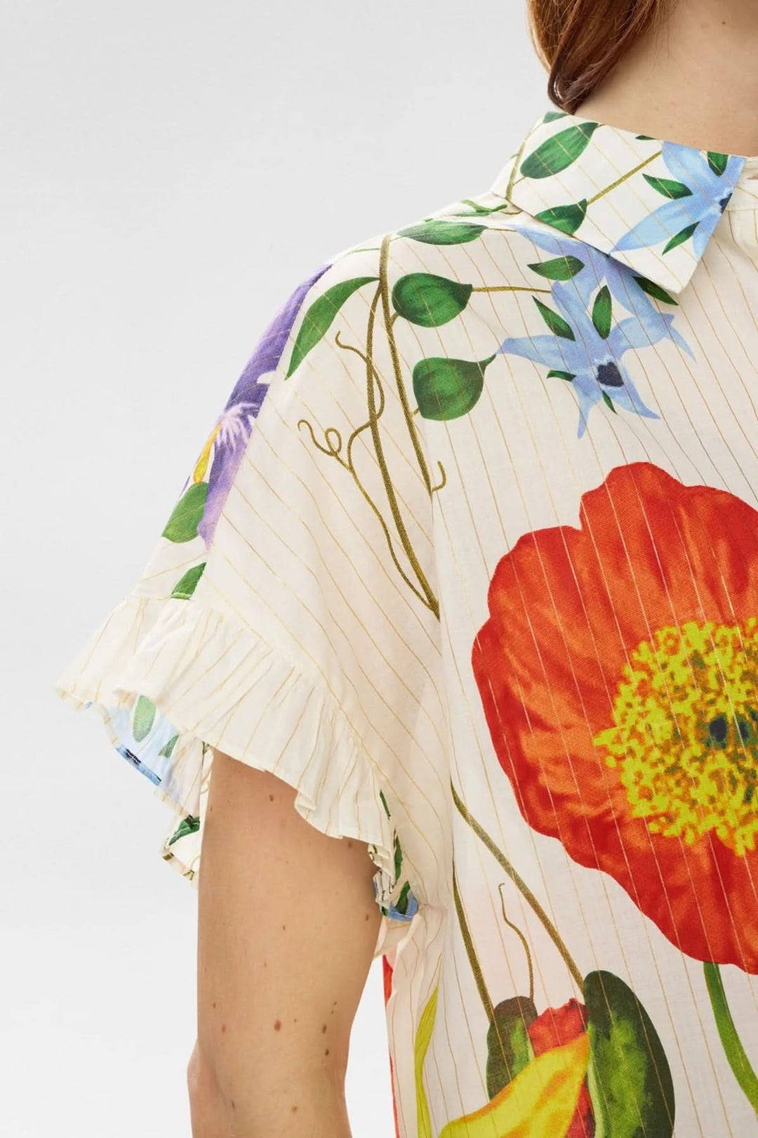 Chemise fluide imprimée à manches volantées avec détails floraux colorés et finitions volantées sur les manches courtes, vue de côté.