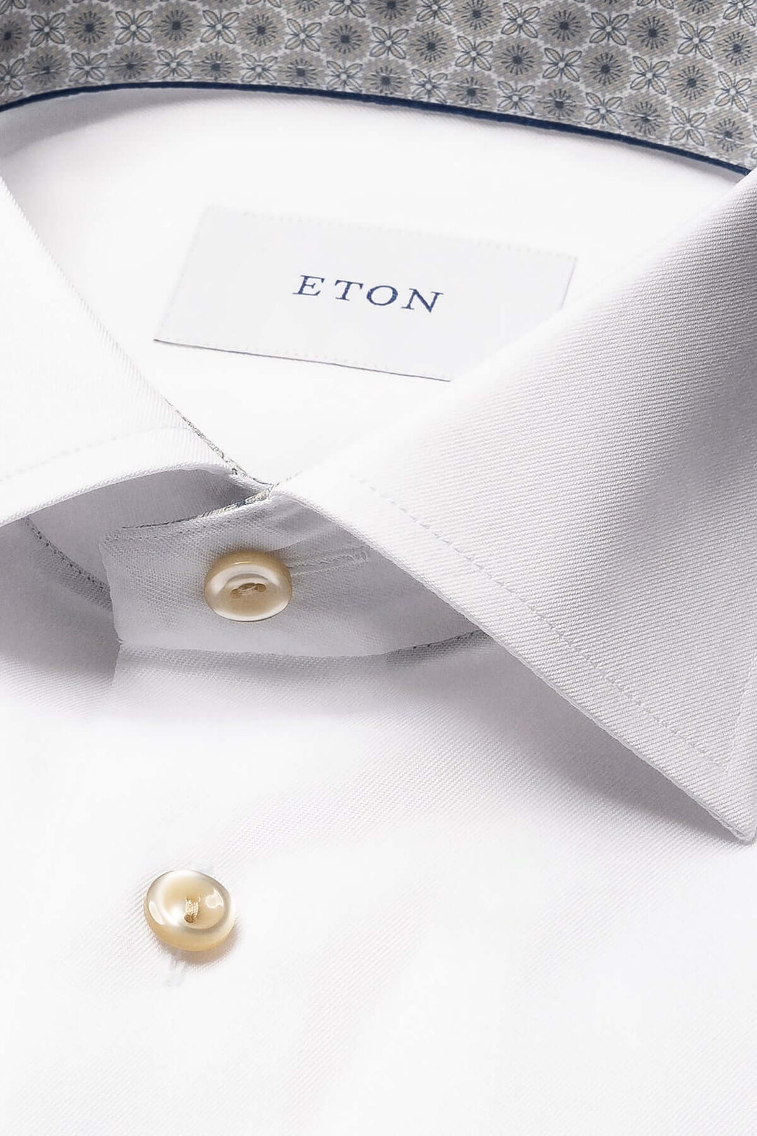 Chemise habillée Eton avec col italien structuré et boutons nacrés, design élégant et imprimé discret à l&