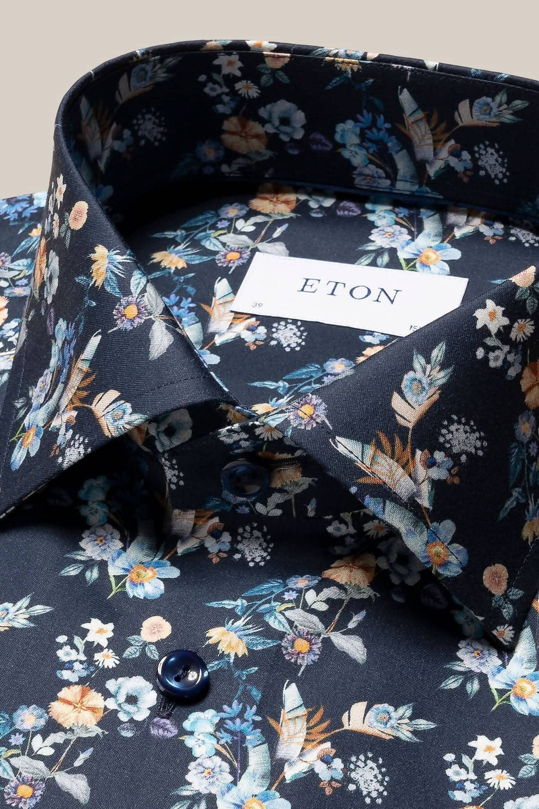Chemise imprimée de fleurs Eton avec col, manches longues et bouton, design floral sur fond sombre.
