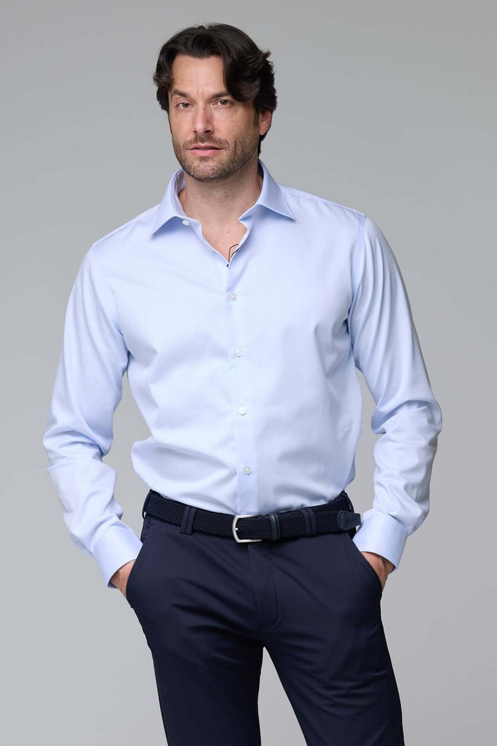 Homme portant la chemise infroissable de base à manches longues, fini satiné, coupe ajustée, élégante et sophistiquée.