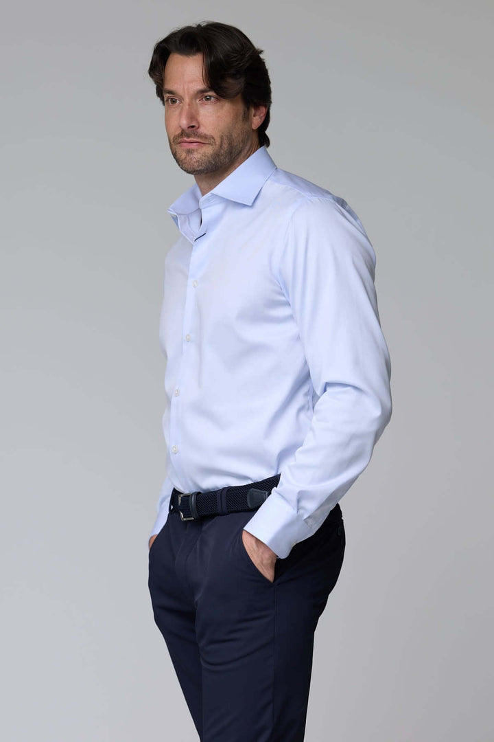 Chemise infroissable de base, manches longues, finition satinée, coupe ajustée, homme élégant.