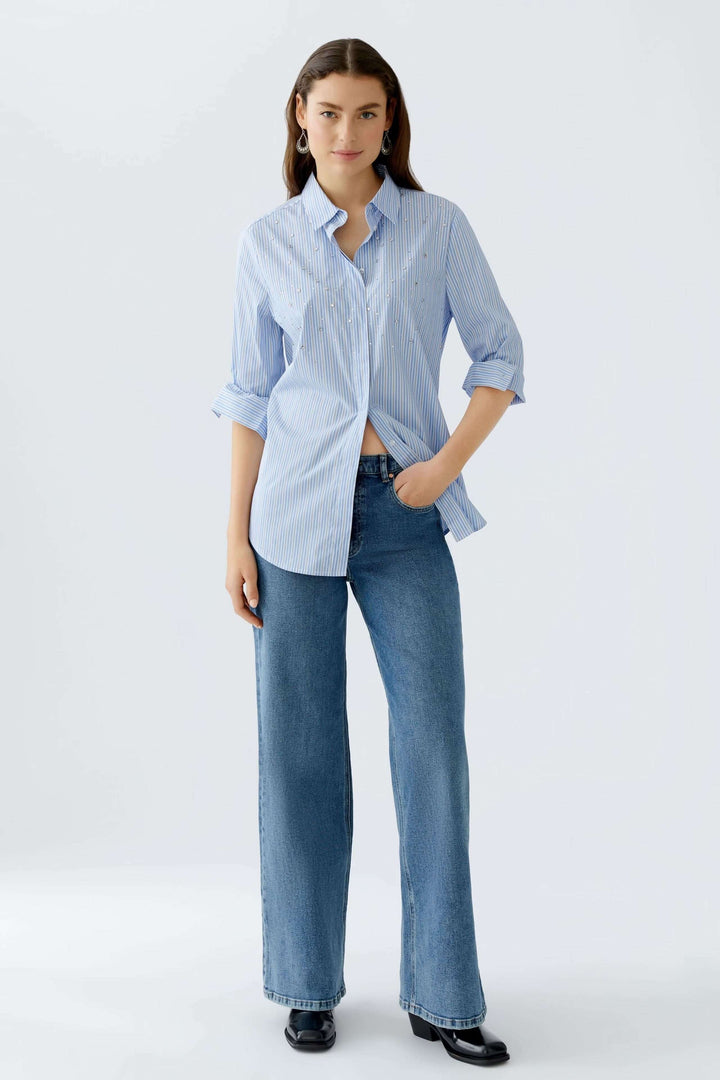 Chemise longue à rayures sportives, col classique, silhouette décontractée légèrement en A, confectionnée en coton, style moderne.