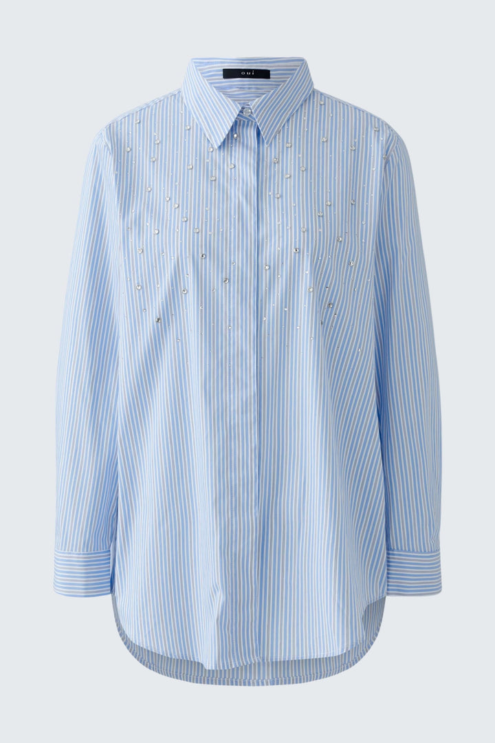 Chemise longue à rayures sportives bleues avec galets décoratifs, col classique et ourlet arrondi pour une silhouette moderne.