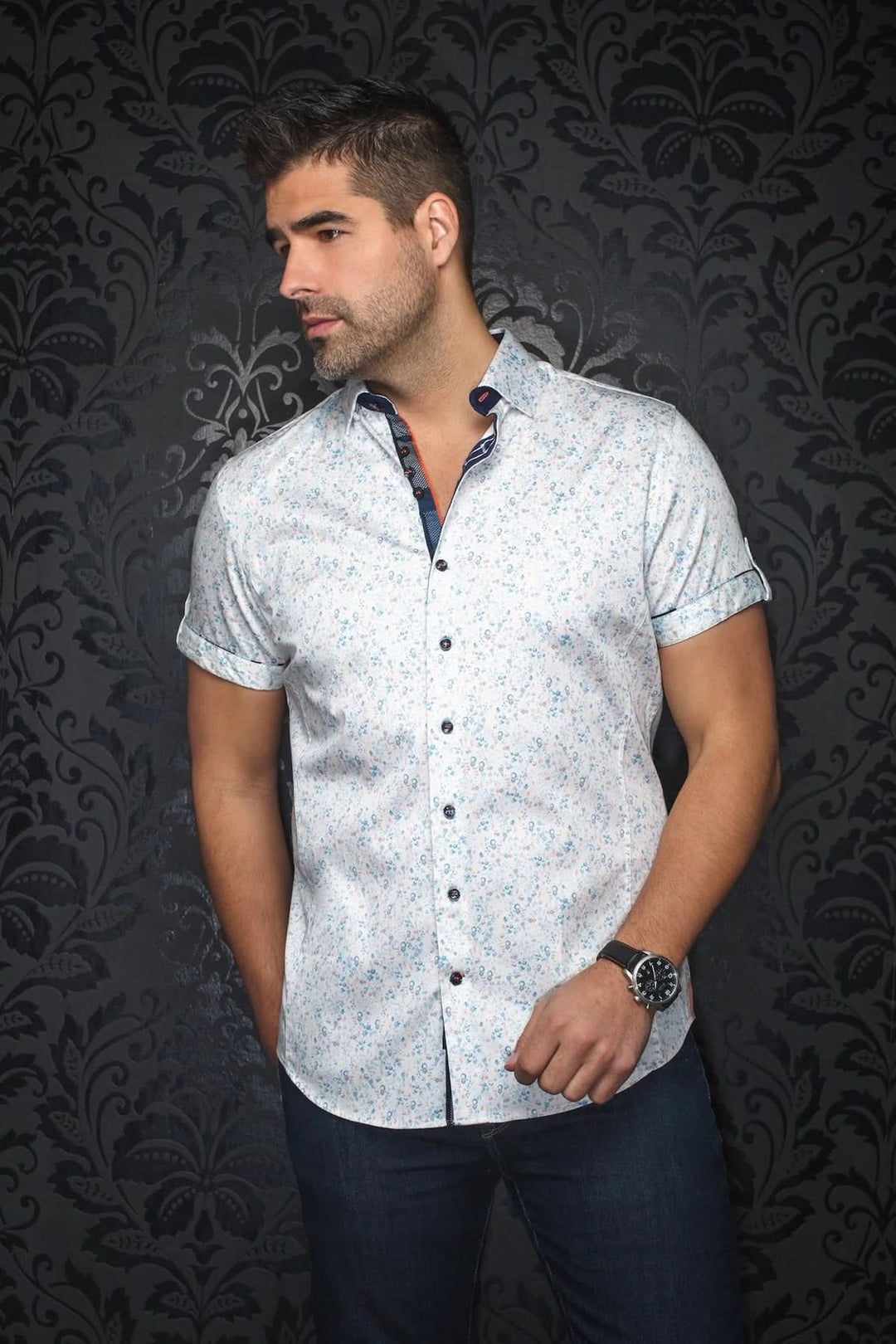 Homme portant la chemise à manches courtes ALFIERI SS ajustée et moderne, col structuré, motif à carreaux. Parfaite pour un style polyvalent.