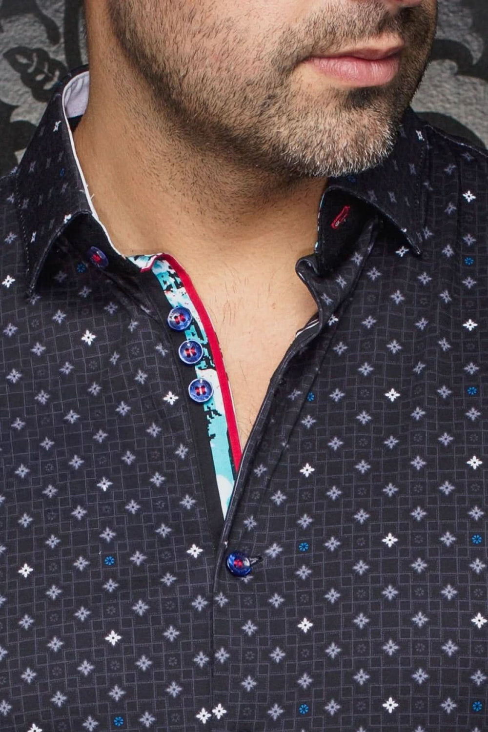 Chemise à manches courtes Apollo avec imprimé géométrique noir et détails colorés sur le col.