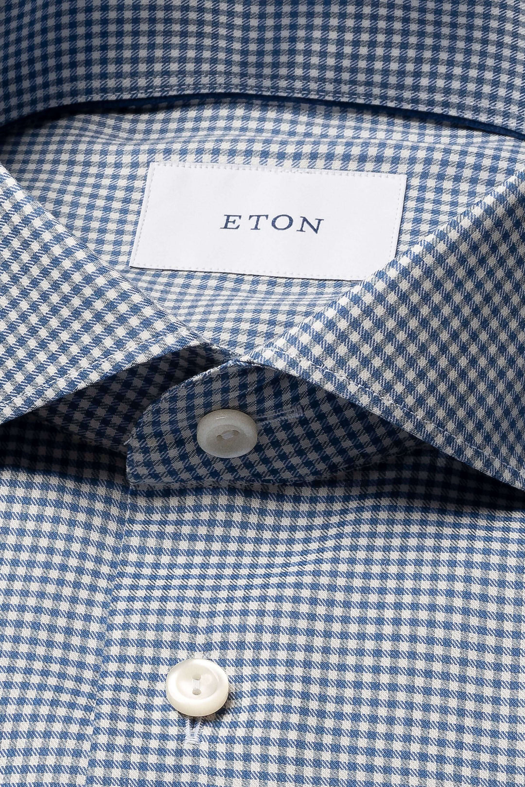 Chemise motif carreaux avec col classique et boutons nacrés, idéale pour un look moderne et raffiné.