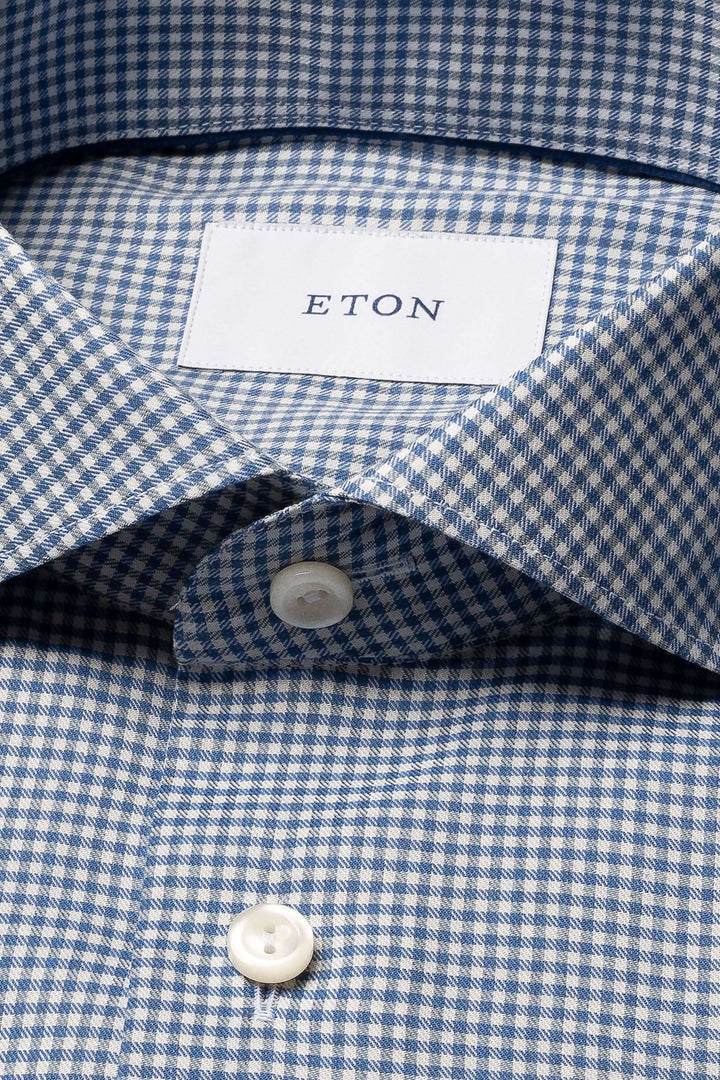 Chemise motif carreaux avec col classique et boutons nacrés, idéale pour un look moderne et raffiné.