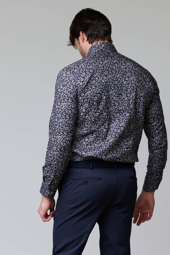 Chemise à motif floral abstrait, homme de dos, vêtement élégant en tons contrastés, col semi-rigide, boutons nacrés, poignets ajustables.