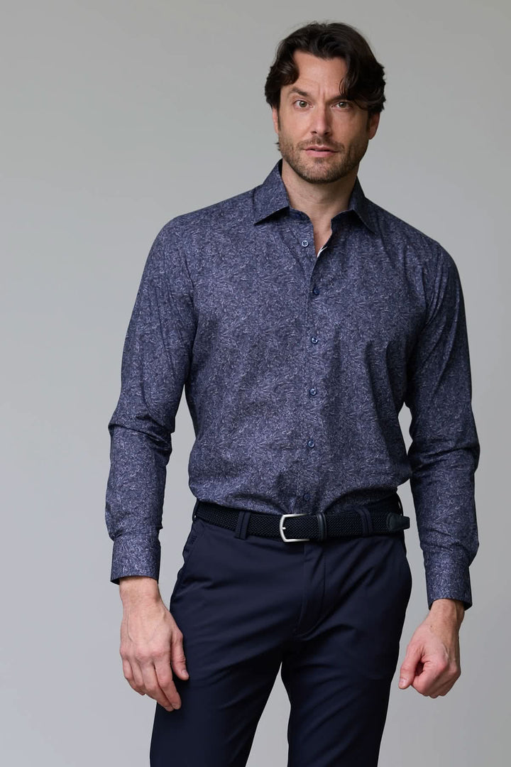 Homme portant une chemise à motif texturé bleu avec col classique et coupe ajustée, idéale pour tenues professionnelles ou de soirée.