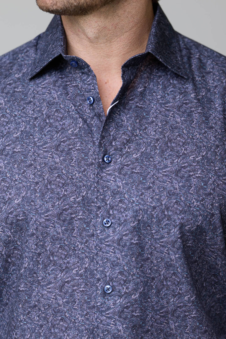 Chemise à motif texturé en bleu avec col classique et boutons bleus assortis, idéale pour tenues professionnelles ou de soirée.