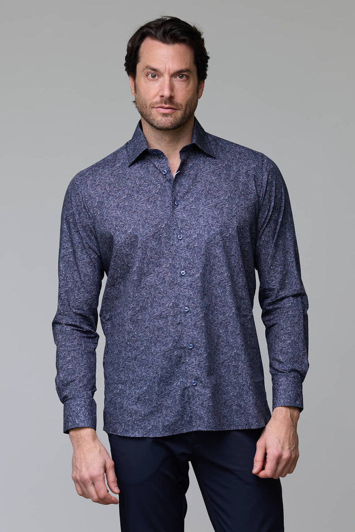 Homme portant une chemise à motif texturé bleu avec col classique et boutons assortis.