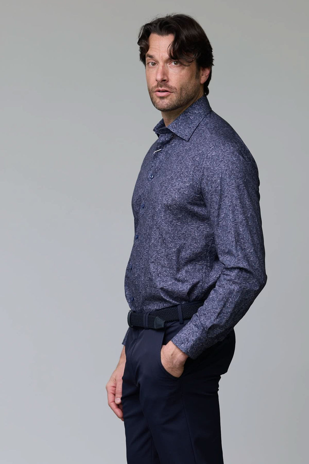 Homme portant une chemise à motif texturé en bleu avec motif cachemire subtil.