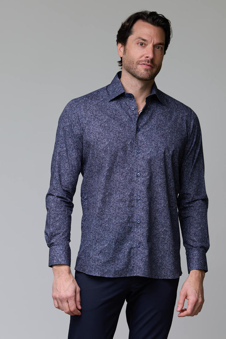 Homme portant une chemise à motif texturé bleu avec col semi-rigide et boutons assortis, parfait pour des occasions professionnelles.