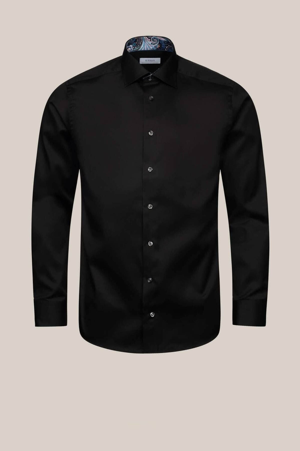 Chemise noire Eton en Twill Signature avec imprimé géométrique au col et poignets, boutons bleus contrastants.