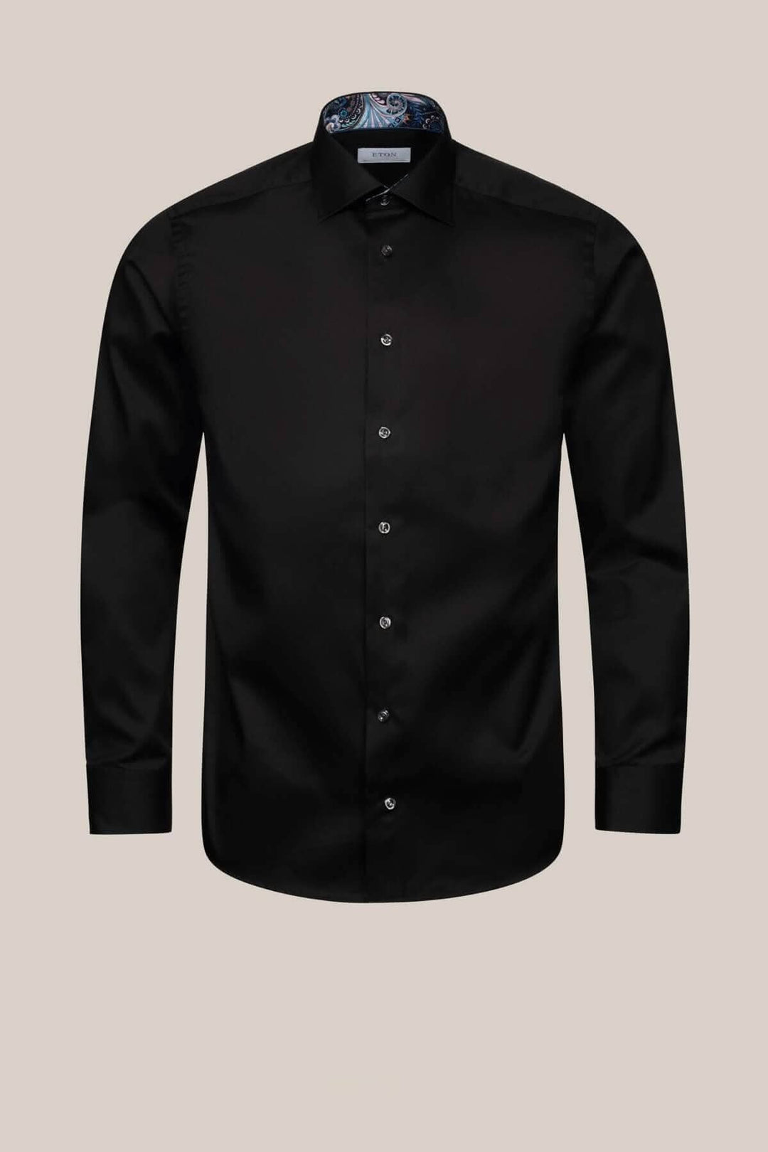 Chemise noire Eton en Twill Signature avec imprimé géométrique au col et poignets, boutons bleus contrastants.