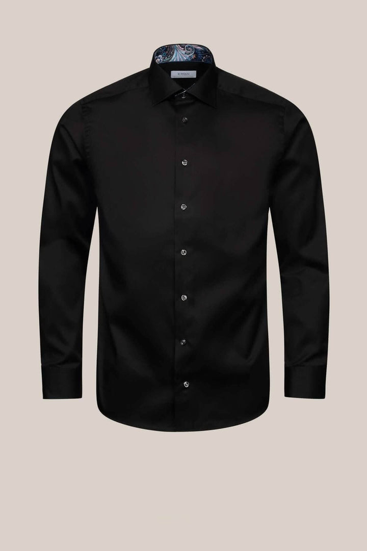 Chemise noire Eton en Twill Signature avec imprimé géométrique au col et poignets, boutons bleus contrastants.