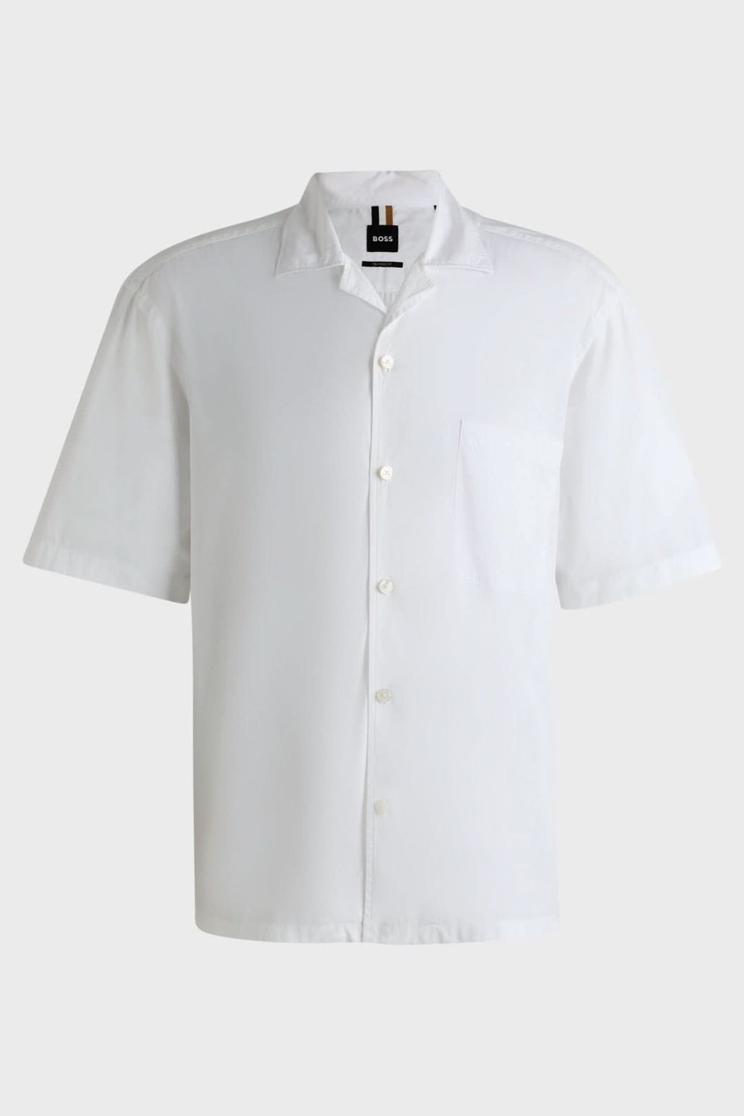Chemise oversize blanche BOSS en popeline italienne, col camp et poche poitrine, idéale pour l&