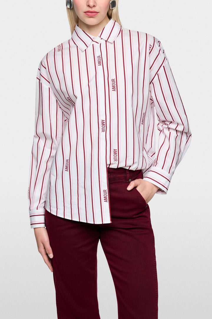 Chemise rayée en coton bio avec rayures modernes, coupe classique et patte de boutonnage dissimulée, label Rethink Together.