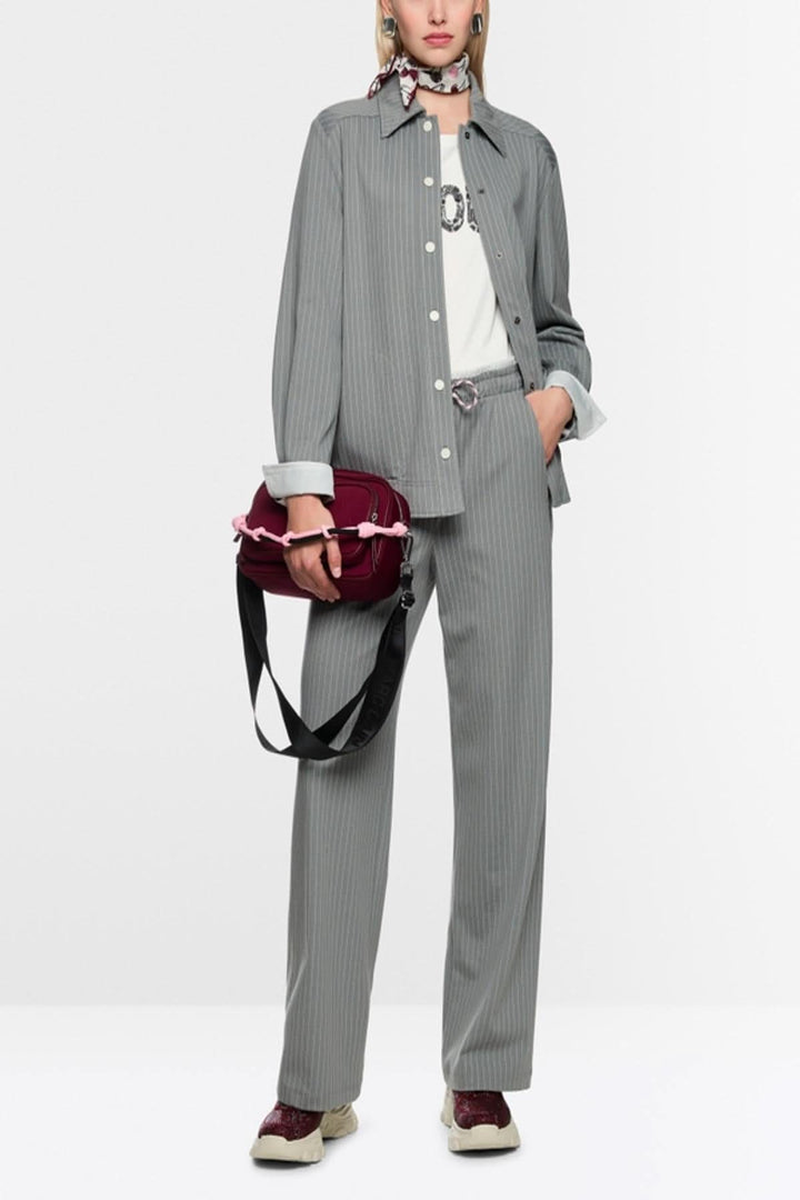 Chemise rayée décontractée avec motif rayé, col classique, poignets, boutons-pression et poches latérales, tenue sportive élégante.