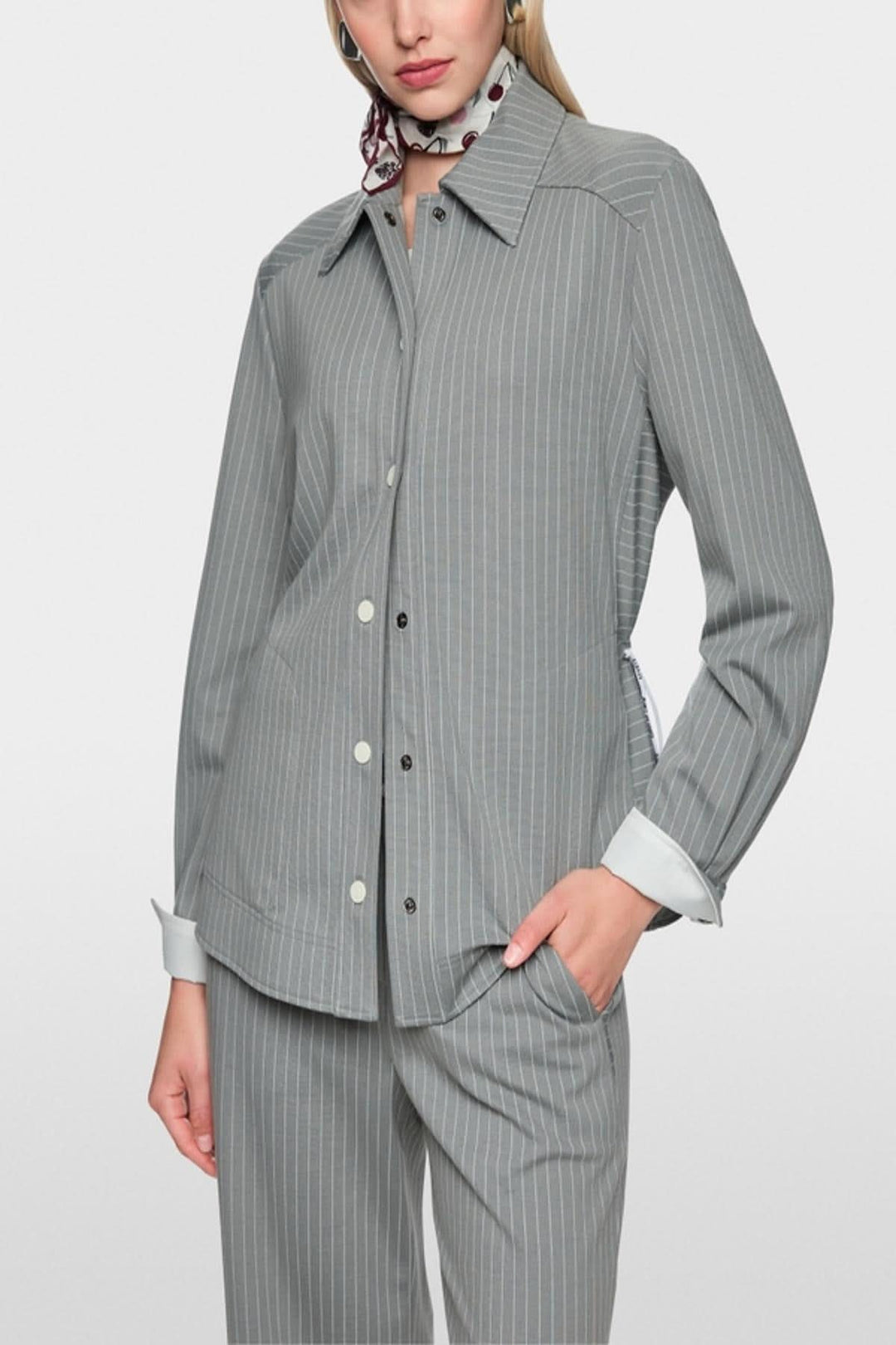 Chemise rayée décontractée avec col et boutons, poches latérales, coupe ample, tissu non doublé, élastique ajustable à la taille.