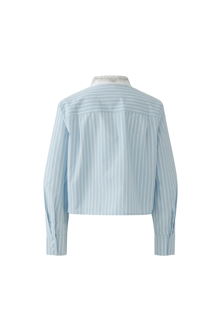 Chemise rayée à col brodé vue de dos, motif rayé bleu et blanc, col orné de broderies délicates, élégante et polyvalente.