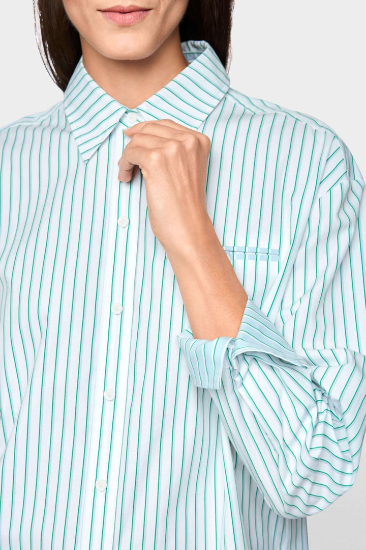Chemise rayée en coton moderne avec col structuré et silhouette allongée, idéale pour un look professionnel ou décontracté.