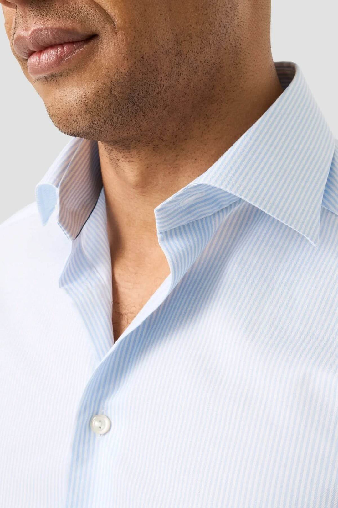 Chemise rayée en coton et lyocell avec col italien structuré, modèle élégant et moderne pour usage quotidien ou professionnel.
