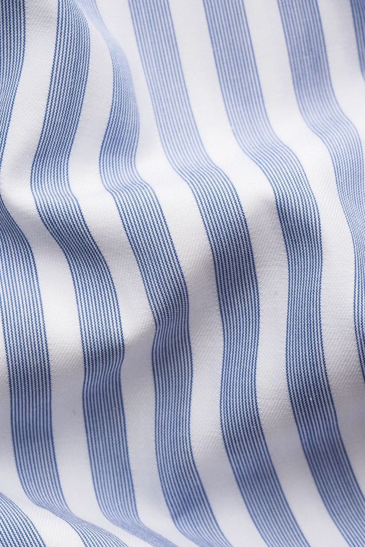 Détail du tissu à rayures de la chemise à rayures Bengal à col blanc, élégance classique et confort optimal pour un look raffiné.