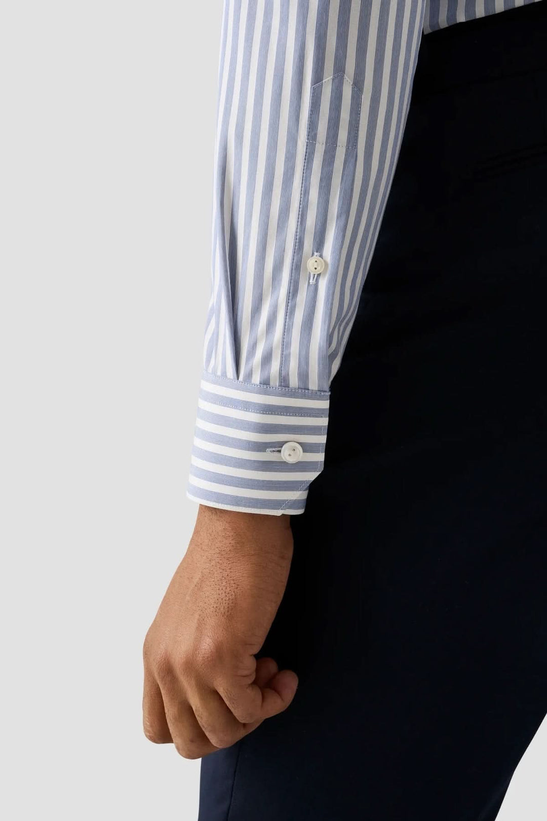 Détail de la manche de la chemise à rayures Bengal à col blanc, coupe ajustée, élégance et confort pour un look professionnel raffiné.