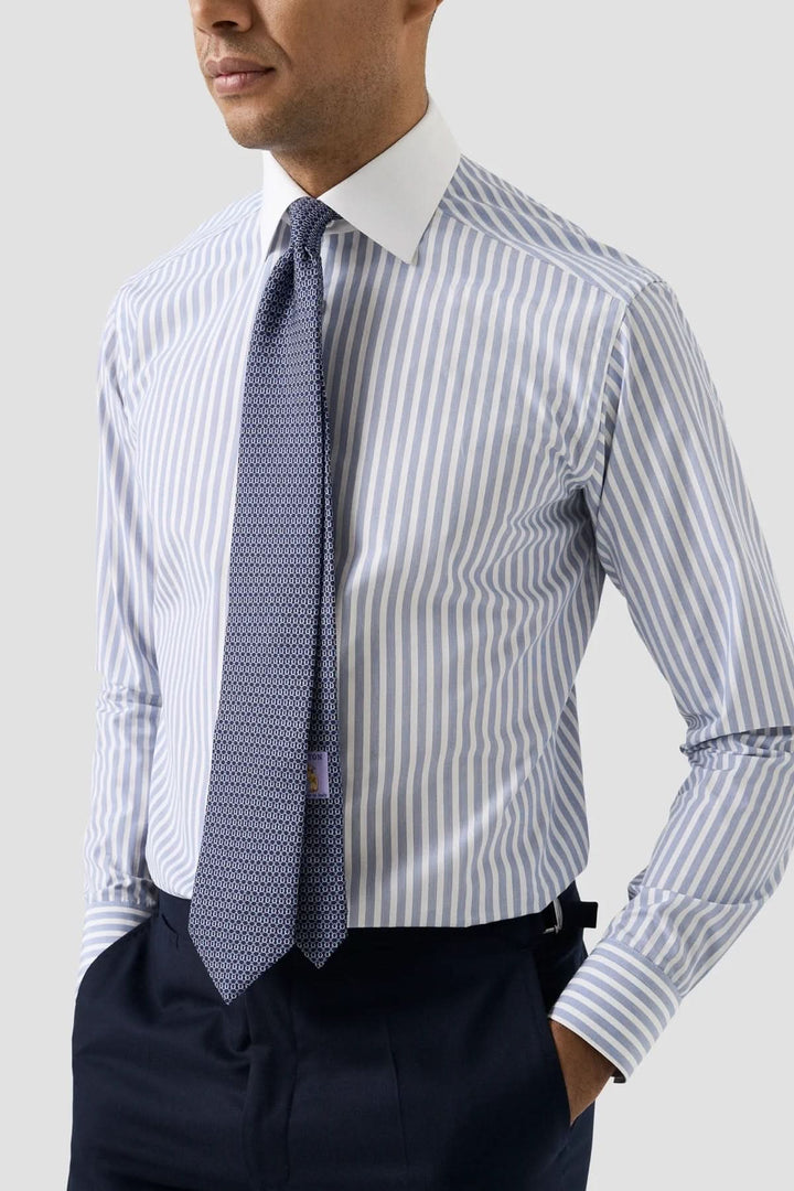 Homme portant une chemise à rayures Bengal à col blanc avec cravate texturée, tenue idéale pour un look professionnel raffiné.