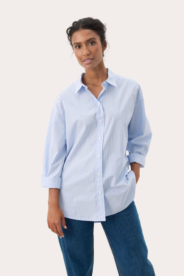 Chemise à rayures fines Savanna portée par modèle, coupe droite, allure décontractée et moderne, poignets contrastants.