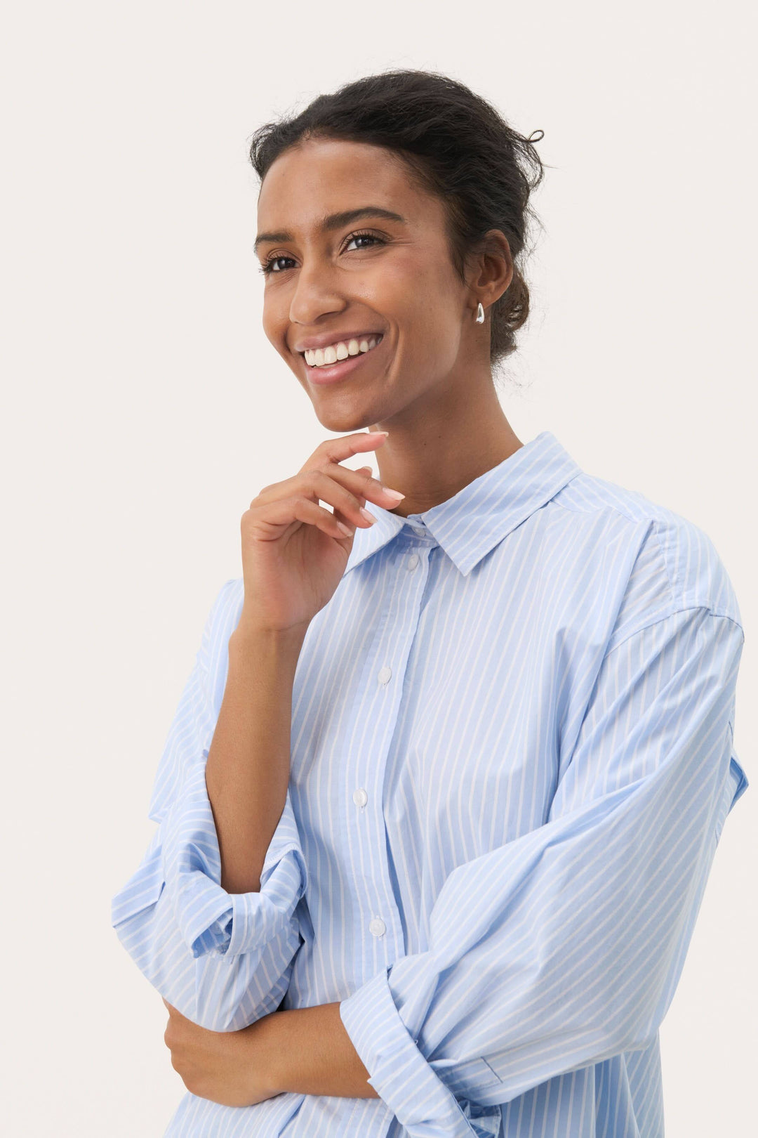 Modèle portant la Chemise à rayures fines Savanna avec design moderne et poignets contrastants, idéale pour un look polyvalent.