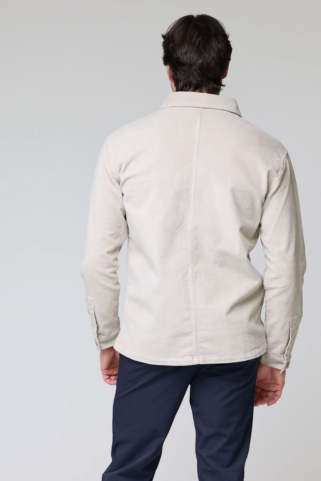 Homme portant une chemise sport en velours côtelé style surchemise vue de dos.