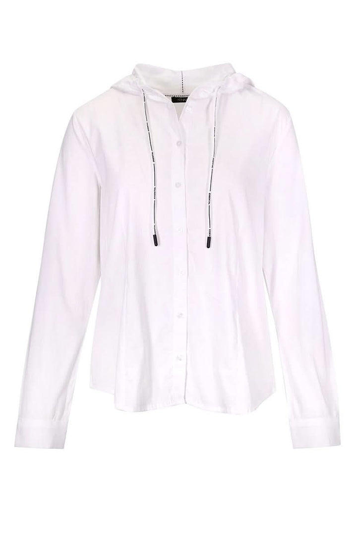 Chemise sportive blanche avec capuchon intégré et cordons contrastants, coupe légèrement ajustée pour un look moderne et dynamique.